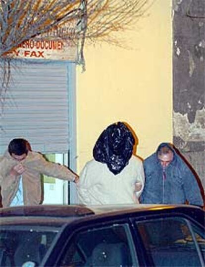 Mohamed Bekkali, cuando era conducido por dos policías al locutorio regentado por otro detenido por el 11-M.