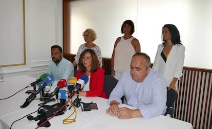La alcaldesa de Cartagena, Ana Belén Castejón, (rojo) junto al resto de concejales este miércoles en un hotel.