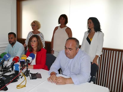 La alcaldesa de Cartagena, Ana Belén Castejón, (rojo) junto al resto de concejales este miércoles en un hotel.
