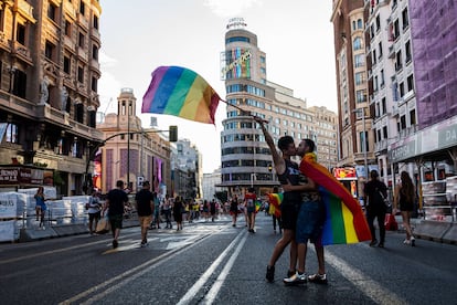 Foto de archivo de una pareja durante la manifestación del orgullo LGTBIQ+