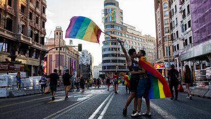 Foto de archivo de una pareja durante la manifestación del orgullo LGTBIQ+