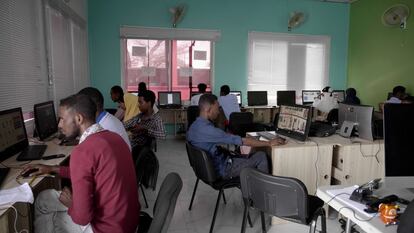 Un grupo de estudiantes practica en la academia Hargabits, donde los jóvenes desfavorecidos pueden aprender conocimientos de informática.