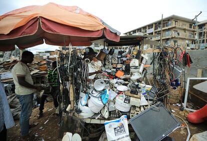 Un hombre mira artículos electrónicos a la venta en un centro de reciclaje en Abuja, Nigeria, 18 de junio de 2020