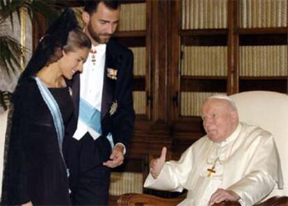 Los príncipes de Asturias charlan con el Papa durante su visita al Vaticano.