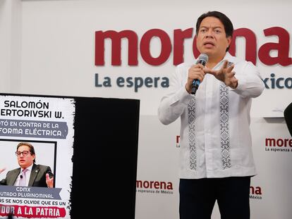 El presidente nacional de Morena, Mario Delgado, expone un cartel con la imagen del diputado Salomón Chertorivski, el pasado lunes en Ciudad de México.