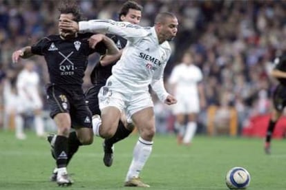 Ronaldo propina un manotazo a Peña en una jugada que acabó en gol anulado.