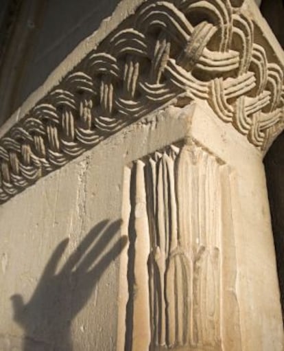 Detalle de la portada de la iglesia de Sant Feliu, en el cerro del castillo de Xàtiva.