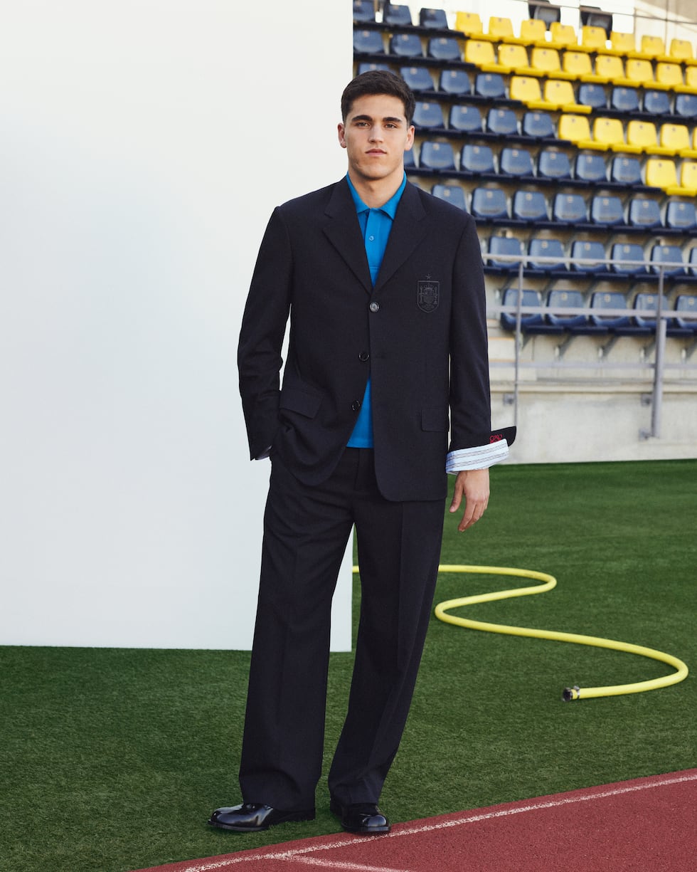 as-ser-n-los-trajes-de-loewe-para-la-selecci-n-espa-ola-de-f-tbol