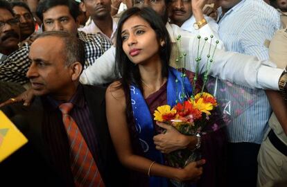 Khobragade, junto a su padre a su llegada a Bombay.