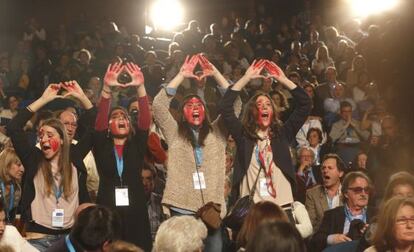 Cuatro mujeres protestan contra la reforma de la ley del aborto impulsada por el Gobierno del PP, en San Sebastián.