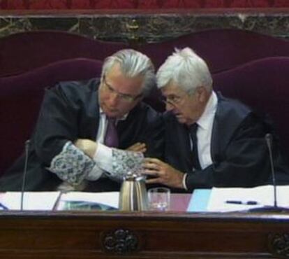 Imagen captada de EFE TV del juez Baltasar Garzón junto a su abogado defensor.