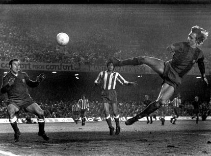 Cruyff marca en el Camp Nou un legandario gol a Reina, portero del Atlético de Madrid.