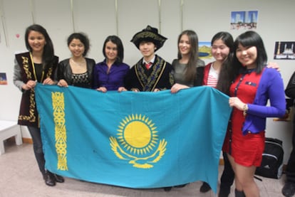 Los alumnos kazajos sujetan la bandera de su país, ayer en la Universidad de Deusto de Bilbao.