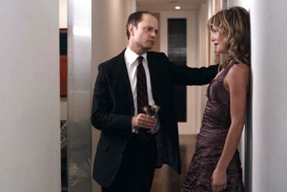 David Hyde Pierce y Annie Campbell, en <i>El perfecto anfitrión.</i>