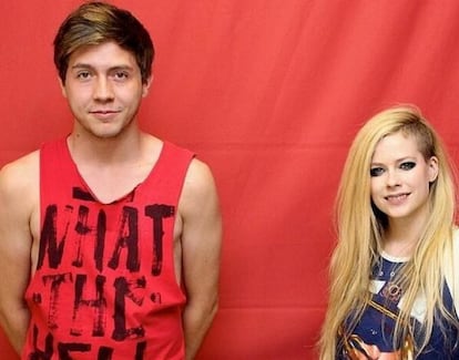 Avril Lavigne, desmelenada junto a un fan exactamente tan orientado como ella 