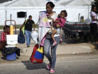 La localidad fronteriza de Paracaima se divide entre el miedo de los refugiados y la indignación de sus ciudadanos, que se quejan del aumento de la inseguridad y un colapso de los servicios públicos