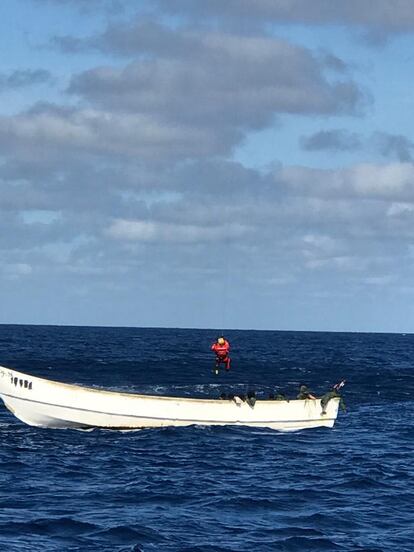 Rescate de un cayuco el pasado 11 de abril de 2021 divisado por la tripulación del pesquero grancanario 'Nuevo Olimar'.