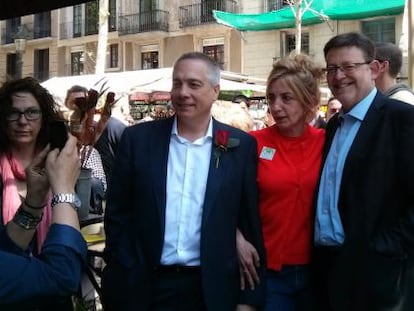 Pere Navarro y Ximo Puig, con una florista en las Ramblas de Barcelona.