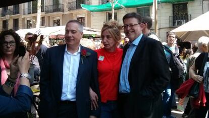 Pere Navarro y Ximo Puig, con una florista en las Ramblas de Barcelona.