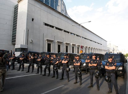 Un cordón policial corta los accesos de la Carrera de San Jerónimo impidiendo el paso hacia la Cámara Baja a los cientos de personas que se concentraron esta tarde en sus proximidades. A la protesta, que comenzó en la plaza de Canalejas, se les fue sumando gente que participa en la acampada de los "indignados" de la Puerta del Sol.