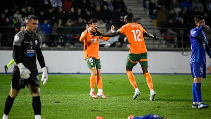 El delantero nigeriano del Valencia Sadiq Umar (2d) celebra su gol, segundo del equipo, durante los octavos de la Copa del Rey este martes.