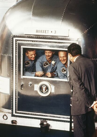 24 de julio de 1969. El presidente Richard Nixon saluda a los astronautas del 'Apollo 11' en la furgoneta de cuarentena a bordo del portaviones USS Hornet después de recupar a los astronautas tras el amerizaje.