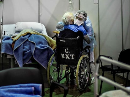 Un sanitario se despide de un paciente en el pabellón deportivo Portimao Arena, reconvertido en hospital de campaña para pacientes con covid, en Portimao (Portugal), el martes.