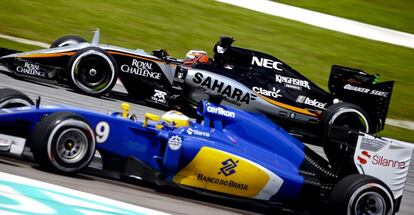 El Sauber de Marcus Ericsson y el Force India de Nico Hulkenberg, durante la carrera