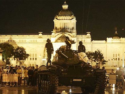 Un carro de combate mantiene su posición delante de la sede del Gobierno tras el golpe militar contra el Gobierno tailandés.