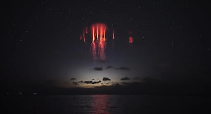 Un duende fotografiado sobre el mar Egeo captado desde Atenas.