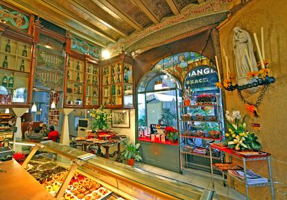 Interior de la pastelería Escribà La Rambla, situada en la Casa Figueras en la Rambla de las Flores en Barcelona.