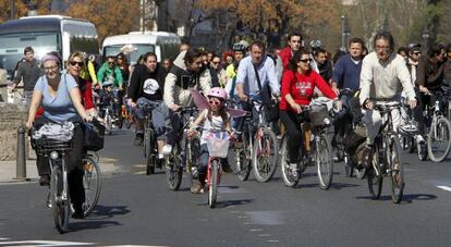 Los ciclistas durante el recorrido realizado esta ma&ntilde;ana por los puentes del Jard&iacute; del T&uacute;ria, en Valencia