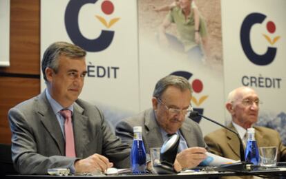 Rafael Carrau, Bernardo Martín y Salvador Galduf, director, secretario y presidente de Crèdit Valencia, ayer, ante la asamblea general.