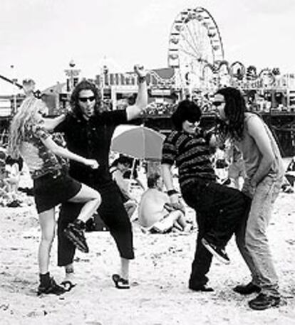 El grupo Dover en un parque de atracciones en California.