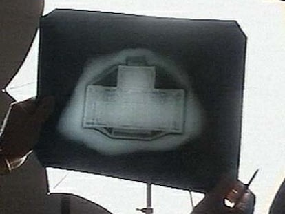 Imagen de rayos X, mostrada por un canal ruso de televisión, de la piedra supuestamente utilizada por espías británicos.