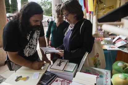 La poesía es el tema del festival de la palabra, por lo que se anima a los participantes a que reciten de memoria versos o incluyan en sus cuentos algún pareado o guiño a la poesía. En la imagen, el escritor y narrador Pep Bruno participa y firma alguno de sus libros.