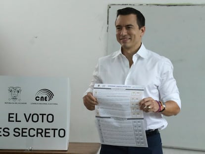 President Daniel Noboa holds the ballot during a referendum to endorse new security measures to crackdown on criminal gangs responsible for increasing violence, in Olon, Ecuador, Sunday, April 21, 2024.