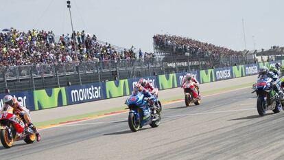 Imagen de la salida de la carrera de MotoGP, en la edición de 2016 del Gran Premio de Aragón, en el circuito de Motorland, en Alcañiz.