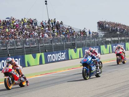 Imagen de la salida de la carrera de MotoGP, en la edición de 2016 del Gran Premio de Aragón, en el circuito de Motorland, en Alcañiz.