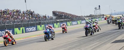 Imagen de la salida de la carrera de MotoGP, en la edición de 2016 del Gran Premio de Aragón, en el circuito de Motorland, en Alcañiz.