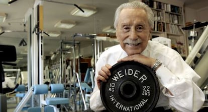 Joe Weider, creador del concurso Mister Olympia, en su casa de Los Ángeles en 2006.
