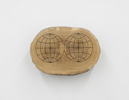 'Parallel Worlds', 2022, de Roman Ondak.