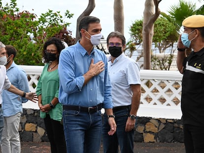 El presidente del Gobierno, Pedro Sánchez, visita las zonas afectadas por la erupción del volcán en La Palma, este lunes.