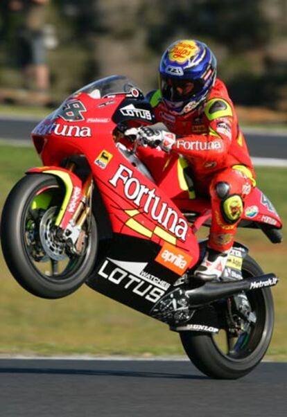 Jorge Lorenzo hace un <i>caballito</i> con su moto durante los entrenamientos de ayer en el circuito de Phillip Island.