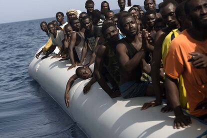 Migrants esperen ser rescatats per membres de l'ONG Proactiva Open Arms, a 12 milles nàutiques de Líbia, el 4 d'octubre.
