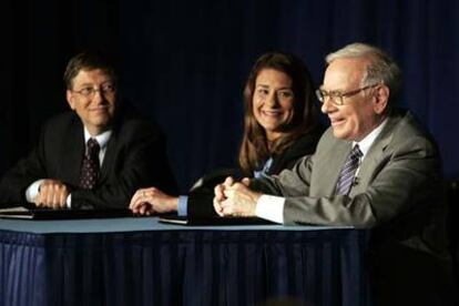 Warren Buffett, a la derecha, con Bill y Melinda Gates, ayer en rueda de prensa en Nueva York.