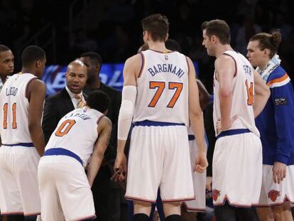 Derek Fisher y sus jugadores en un tiempo muerto.