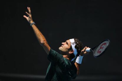 Roger Federer durante un entrenamiento en el Open de Australia.