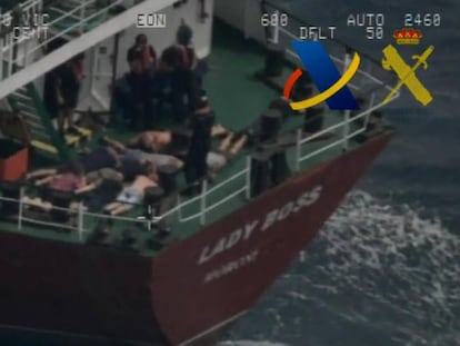 Momento de la detención de los tripulantes del buque en Almería.