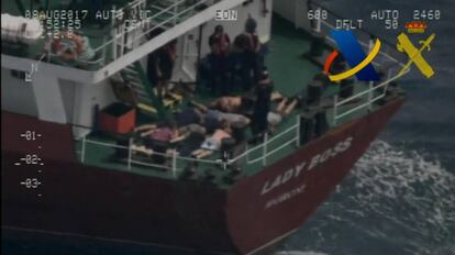 Momento de la detención de los tripulantes del buque en Almería.